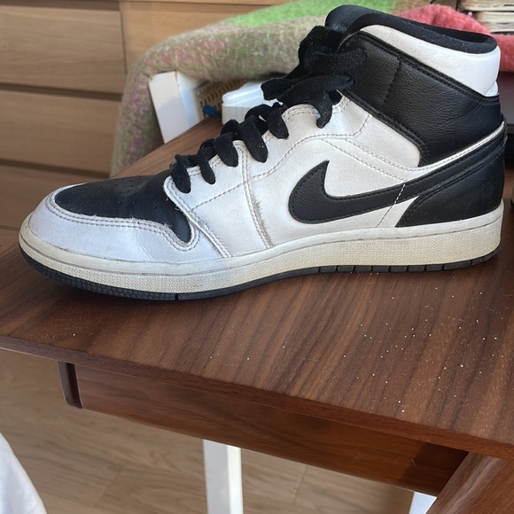 Black and white Nike Jordan mid. Women’s size 8. - Picture 4 of 5